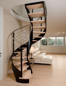 escalier en colimaçon / structure en acier / marche en bois / sans contremarche