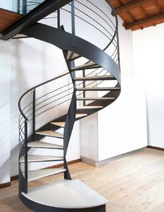 escalier en colimaçon / structure en acier / marche en pierre / sans contremarche