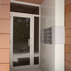 porte d'entrée / battante / en bois / en aluminium