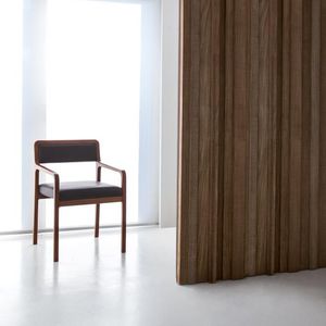chaise contemporaine / avec accoudoirs / tapissée / piètement standard