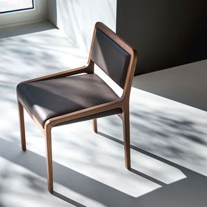 chaise contemporaine / tapissée / piètement standard / écolabel FSC