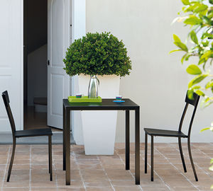chaise de jardin contemporaine / empilable / en métal