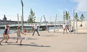 clôture pour terrain de sport / grillagée / en métal