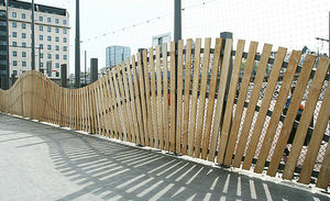 clôture pour terrain de sport / grillagée / en bois