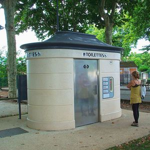 kiosque toilettes / en béton