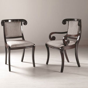 chaise de style / tapissée / avec accoudoirs / en tissu