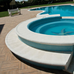 margelle de piscine en béton