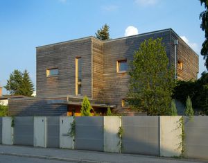 maison préfabriquée / contemporaine / en bois massif / à 2 étages