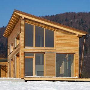 maison préfabriquée / contemporaine / en bois massif / à 2 étages