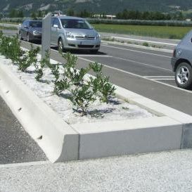 bordure de protection / de trottoir / en béton / linéaire