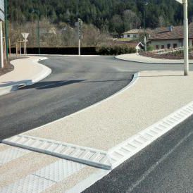 bordure de trottoir / en béton / linéaire