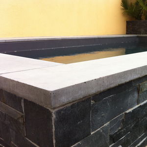 margelle de piscine en béton
