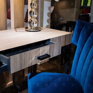 bureau en plaqué bois / contemporain / pour hôtel / avec rangement intégré