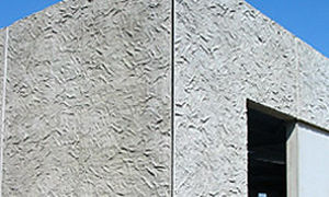 bardage en béton armé / bouchardé