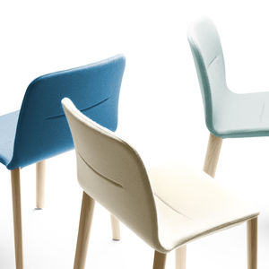 chaise contemporaine / tapissée / avec accoudoirs / empilable