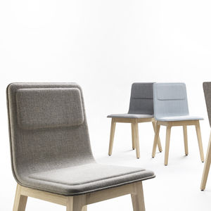 chaise contemporaine / tapissée / en tissu / en chêne