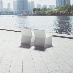 chaise contemporaine / ergonomique / imperméable / en béton fibré