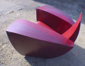 fauteuil design original / en cuir / en métal laqué / à roulettes dissimulées