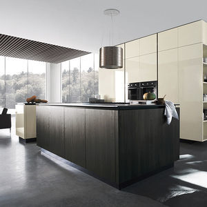 cuisine contemporaine / en bois / avec îlot / laquée