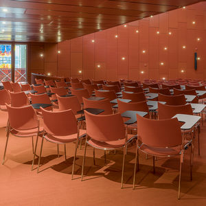 chaise visiteur contemporaine / avec accoudoirs / tapissée / empilable