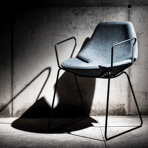 chaise visiteur contemporaine / à roulettes / piètement étoile / en tissu