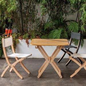 table contemporaine / en bois / en fibre de verre / ronde
