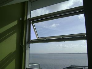 fenêtre basculante / en aluminium / à coupure thermique