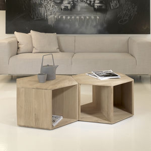 table basse contemporaine / en chêne / en bois massif / hexagonale