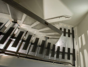 escalier demi-tournant / marche en verre / structure en métal / sans contremarche