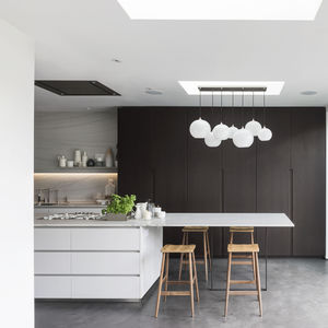 cuisine contemporaine / en bois / en pierre / avec îlot