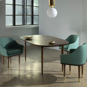 table à manger contemporaine / en bois massif / en stratifié / ovale
