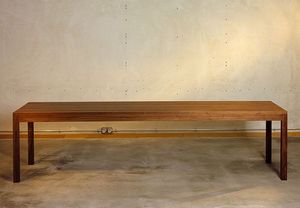 table contemporaine / en bois massif / en bois huilé / en bois vernis