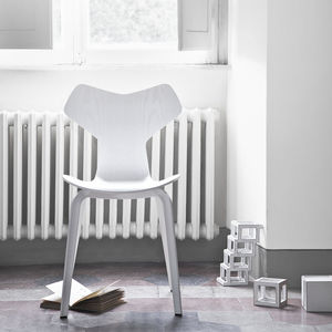 chaise design scandinave / empilable / en chêne / en noyer