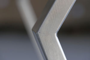 table contemporaine / en chêne / en bois massif / en acier inoxydable