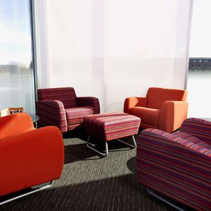 fauteuil visiteur contemporain / en cuir / en tissu / luge