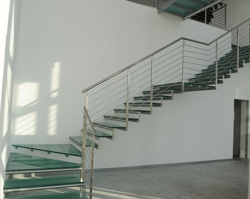 escalier quart tournant suspendu (structure m&eacute;tallique et marches en verre) CANTILEVER SS essegi scale