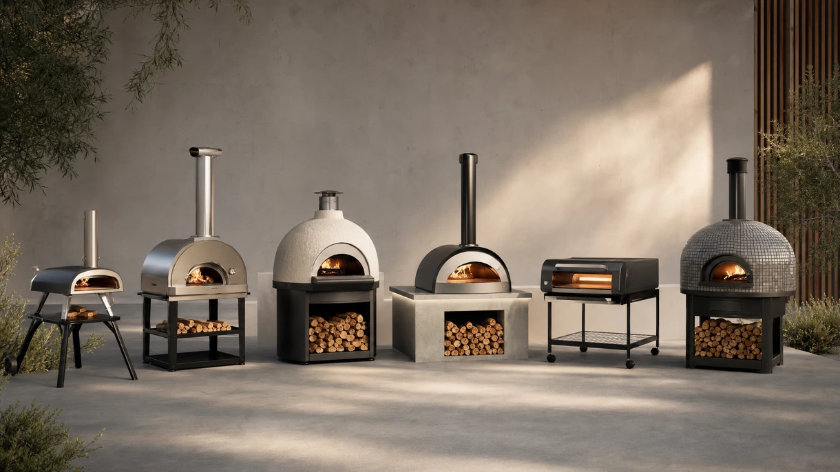 Four à pizza encastrable en acier inoxydable intégré dans une cuisine d'extérieur de luxe lors d'un événement de restauration au coucher du soleil.
