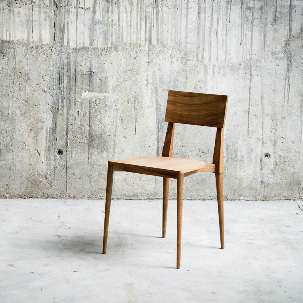 Chaise contemporaine SWISS qowood en chêne / empilable