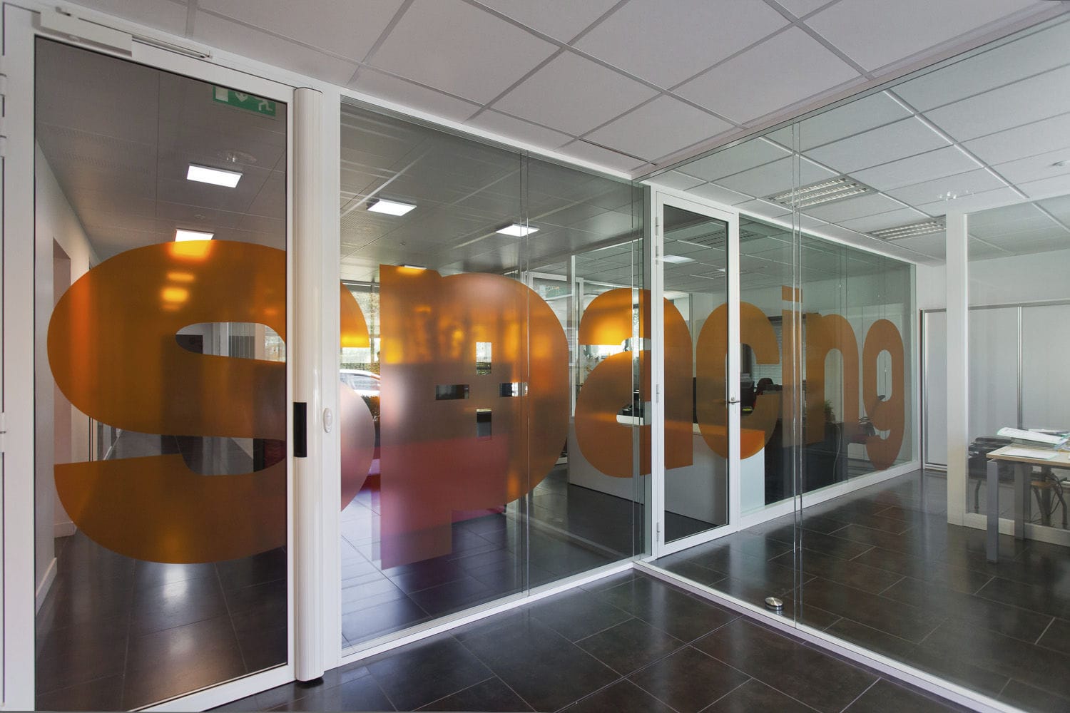 Sticker mural texte Spacing ornemental / sur mesure / pour entreprise