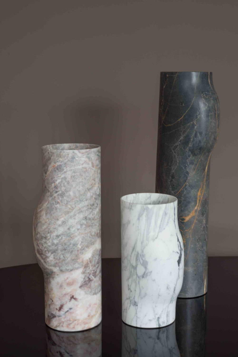 Vase contemporain BOS COLLECTION PARTICULIERE en marbre Vase contemporain BOS COLLECTION PARTICULIERE en marbre