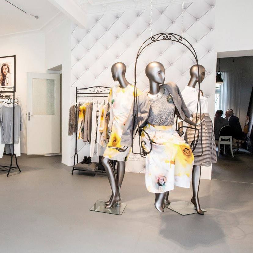 Mannequin de vitrine femme 55 GEM WINDOW FRANCE stylisé / assis