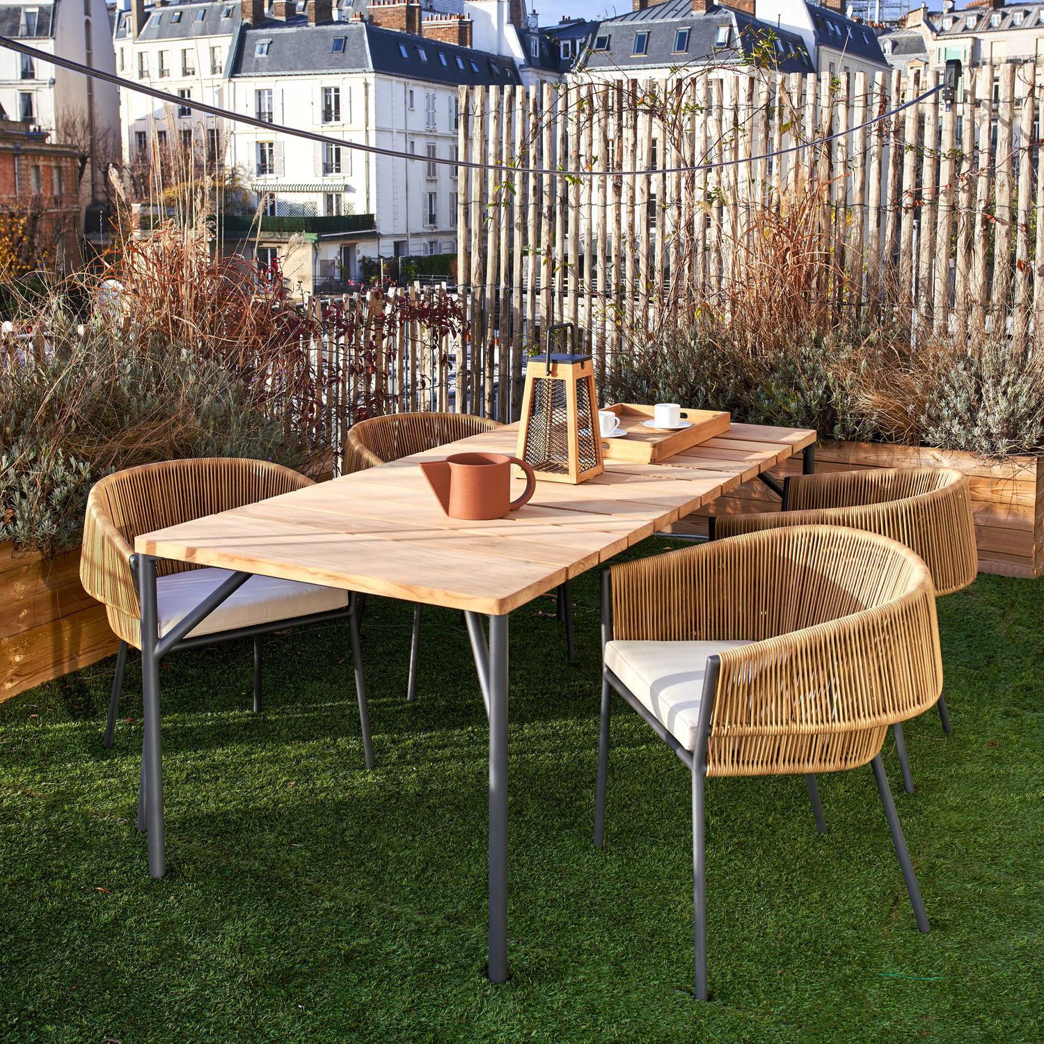 Table à manger contemporaine LAPEL Ligne Roset en teck / avec