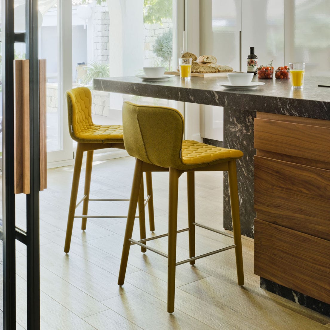 Chaise de bar contemporaine TEA SANCAL en tissu / avec piètement