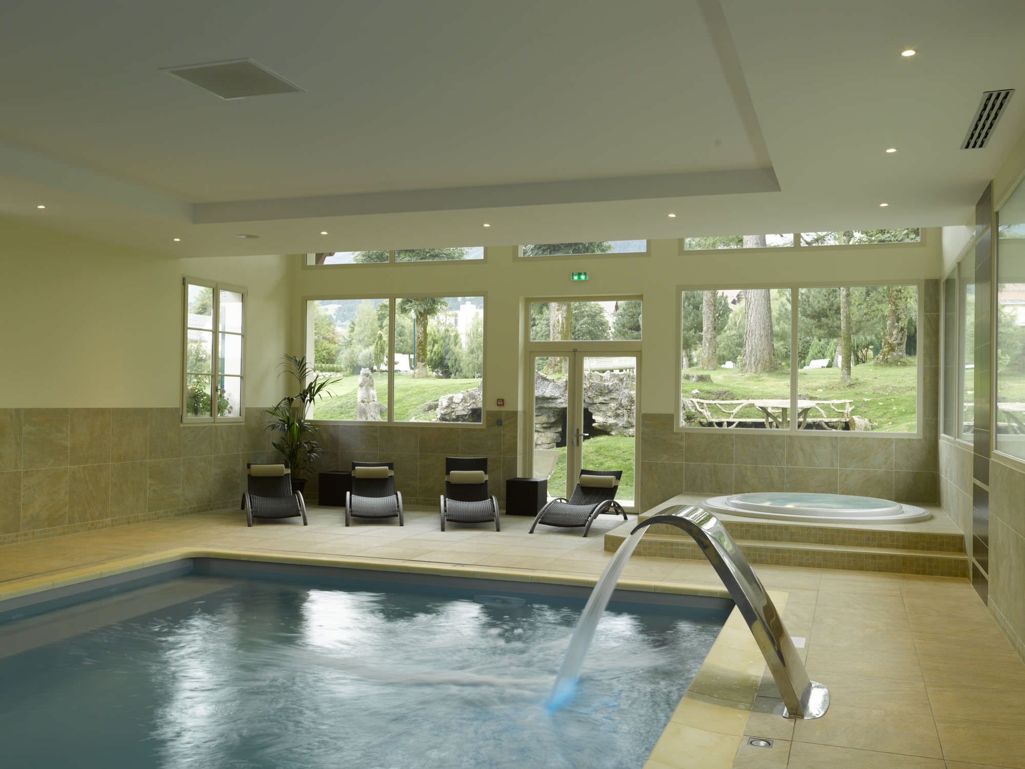 Piscine enterrée VILLARD DE LANS PISCINES CARRE BLEU en béton / d'extérieur