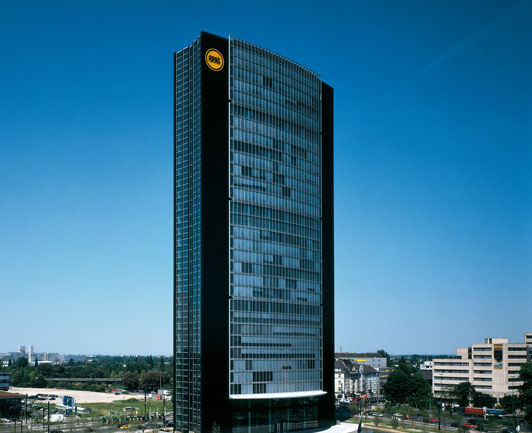 Façade ventilée en verre ARAG TOWER Josef Gartner