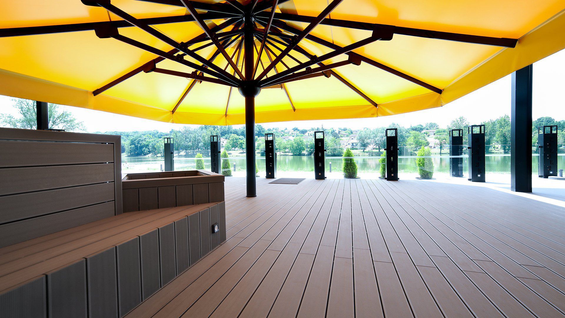 Lame de terrasse en composite UPM aspect bois / thermotraitée