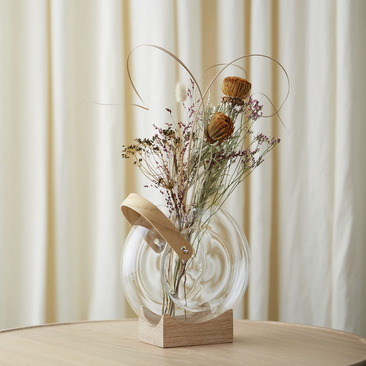 Vase contemporain HANDLE Mater Design en verre soufflé / en verre