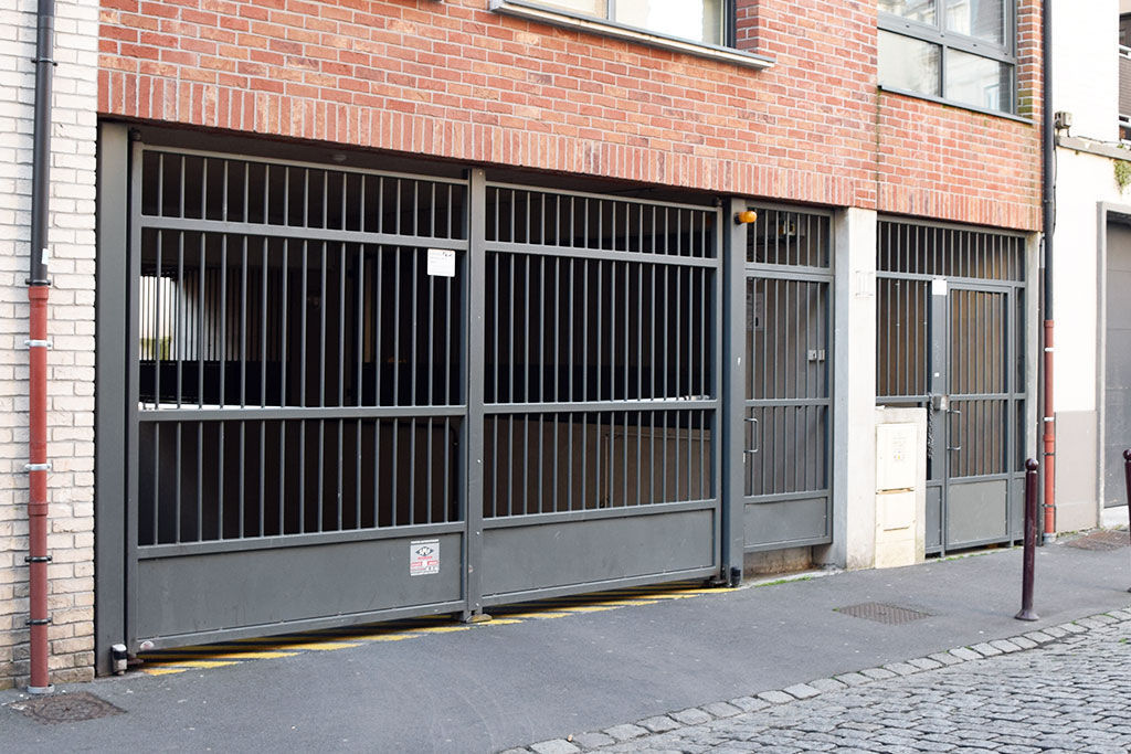 Porte-de-garage-basculante---SMF-Services---battante-/-en-...