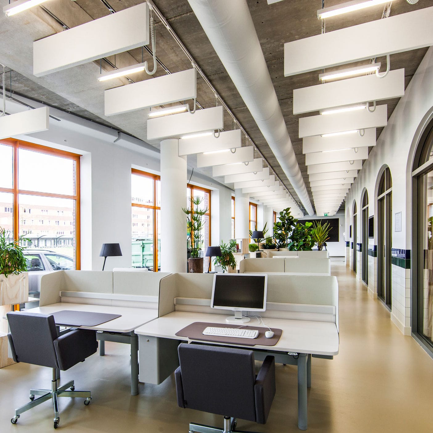 Baffle acoustique en laine de roche CONTOUR® Rockfon suspendu