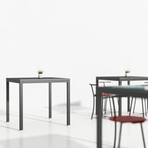 Table à manger contemporaine / en métal...